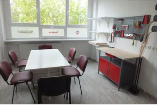 Werkstattsraum von Ergotherapie Hand in Hand GbR, Praxis Neustadt, mit Werkzeug und Tisch mit Stühlen