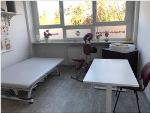 Neuro-Raum von Ergotherapie Hand in Hand GbR, Praxis Neustadt, mit Werkzeug und Tisch mit Stühlen